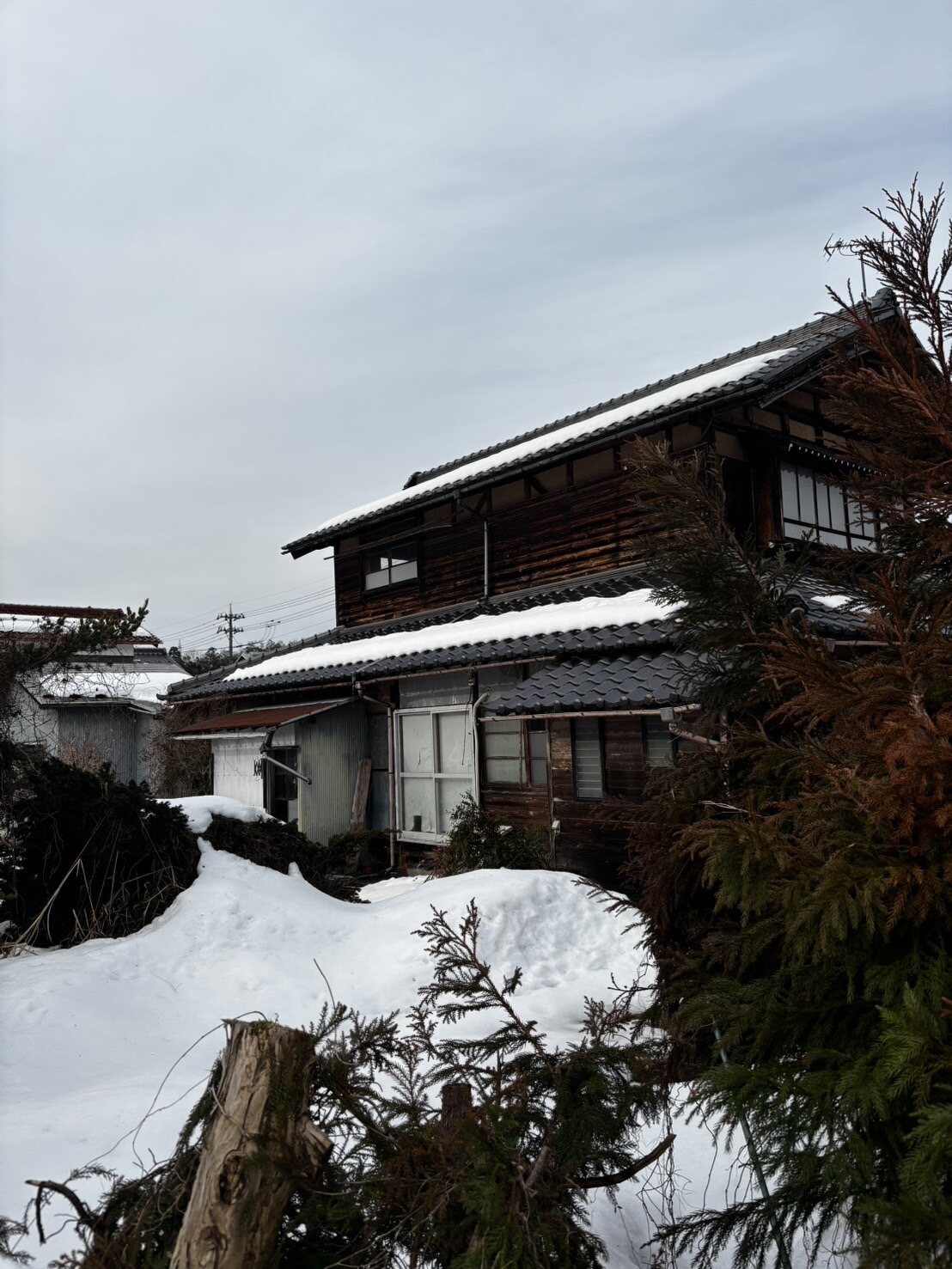 雪の残る小松市の古民家外観